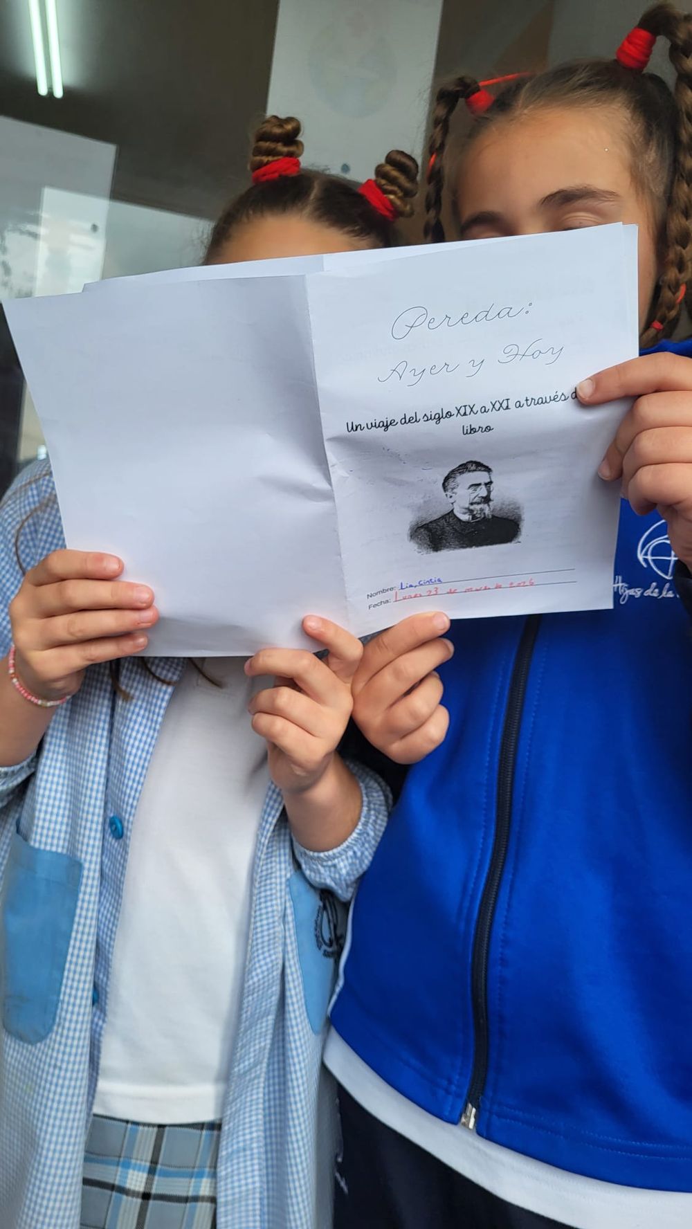 Alumnado con el libro «Pereda: ayer y hoy»